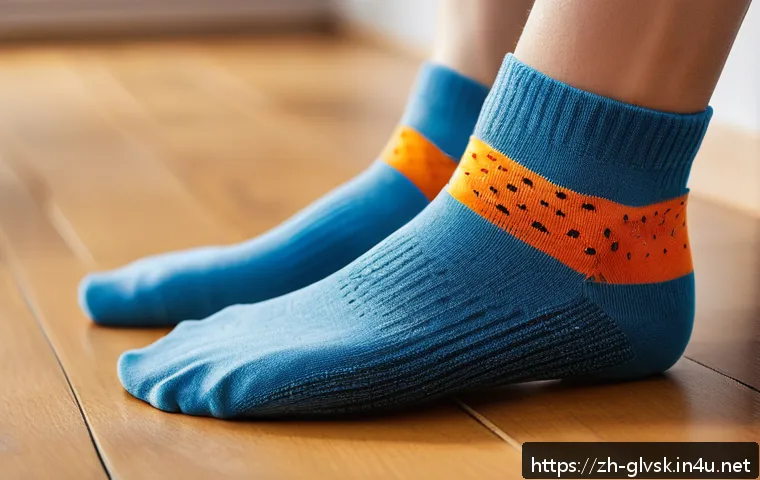 실내 운동용 논슬립 양말 - A close-up view of a pair of anti-slip socks made from a cotton blend, worn on clean wooden flooring...