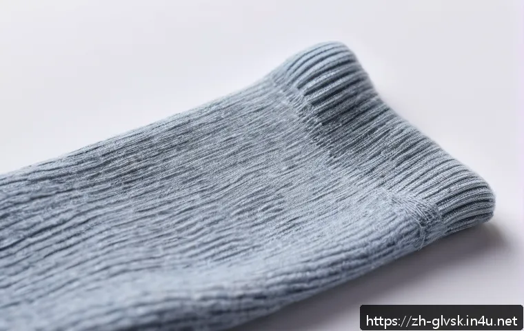 패션과 기능을 겸비한 양말 - A detailed close-up of high-quality socks made from natural fibers such as cotton, bamboo fiber, and...